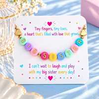 Collier et bracelet en forme de lettres colorées, à la fois tendance et mignons - le cadeau idéal avec des décorations en forme de cœur chaleureuses