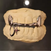Grilles dentaires hip-hop personnalisées en argent avec breloque étoile et détails en pierre rouge pour hommes, accessoire de design moderne et élégant