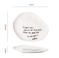 Assiette en céramique artisanale irrégulière avec lettres, plat sculptural pour restaurant, hôtel, dessert et salade, plateau de service artistique