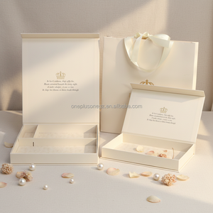 Coffret rigide en carton de luxe personnalisé, en papier coton texturé beige, avec couvercle magnétique, gaufrage, revêtement UV et doublure en éponge, recyclable - Product Image 2