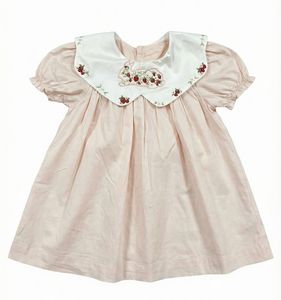 Vestido Infantil Bordado con Fresas |   Vestido Vintage de Algodón para Bebé Niña con Cuello Peter Pan |   Ropa Infantil al por Mayor OEM - Product Image 1
