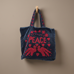Sac fourre-tout en velours noir fait main sur mesure avec broderie chic d'appliques florales, colombes, cœurs et inscription PEACE rouge – Vente en gros - Product Image 1