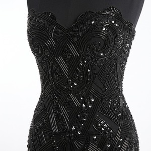 Robe de soirée élégante en satin noir perlé, style moderne et luxueux, ornée de perles, pour occasions formelles, création de designer, longueur ras du sol - Product Image 1