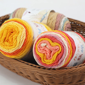 Hilo de algodón teñido por segmentos Rainbow Cotton Milk, para bufandas tejidas a mano, mantas y cojines, con efecto degradado y forma de pastel. - Product Image 3