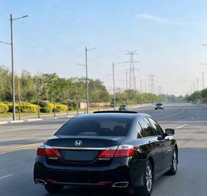 Honda Accord 2.0 Usado con Salida de Aire Trasera y Otros Detalles Interiores Negros, DVD, Navegación, Cámara de Reversa y Asientos de Cuero - Product Image 5