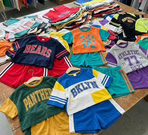 Ensembles d'été unisexes pour enfants à manches courtes, lot de stock, légers, respirants, en coton, couleurs et motifs variés, pour 3-6 ans - Product Image 2