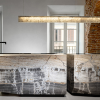 Suspension LED longue et linéaire Seeky en albâtre naturel avec panneau en acier inoxydable et télécommande pour salon