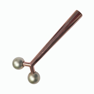 Masajeador ergonómico de mano en forma de Y, chapado en oro rosa, con doble bola 3D para lifting facial y terapia reafirmante de la piel. - Product Image 5