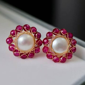 Pendientes de botón hechos a mano con alambre envuelto en oro de 14 quilates, perla natural de agua dulce rodeada de corindón rojo, pendientes redondos llamativos. - Product Image 2