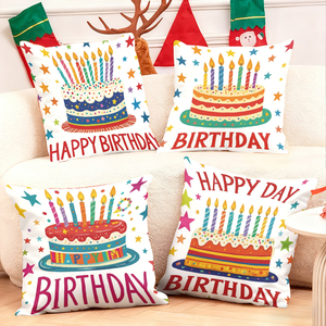 Doğum günü pastası desenli yastıklar, şenlikli mumlar ve renkli yıldızlarla rahat oturma odasını süslüyorlar. - Product Image 1