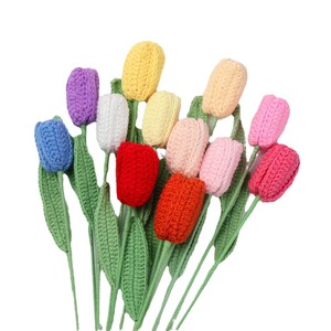 Flores de tulipán hechas a mano, flores de lana, flores tejidas, flores artificiales de ganchillo para el Día de San Valentín - Product Image 5