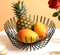 Panier de rangement de cuisine multifonctionnel en fil de fer rond de conception moderne, fait à la main, en forme de fleur, finition noire antique