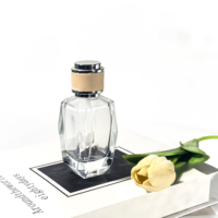 Atomiseur de parfum de luxe personnalisé 50 ml, flacon en verre avec pompe pulvérisatrice, forme rectangulaire unique