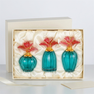 Flacon de parfum cylindrique en cristal Crystal Coast Floral avec bouchon Liuli bleu et doré, motif floral rose - Product Image 6