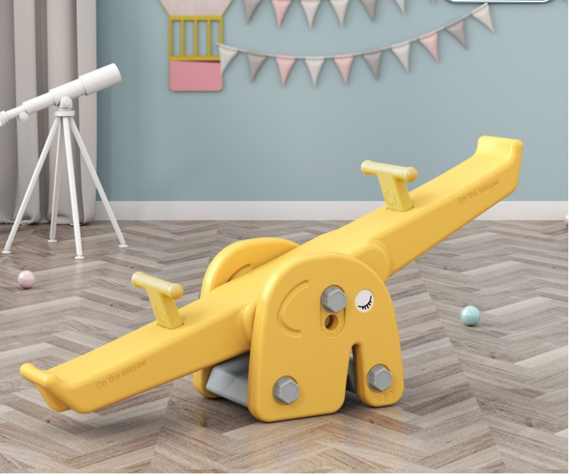 Piccola ragazza gialla