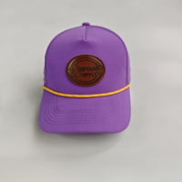 Casquette de baseball respirante perforée violette avec patch en cuir personnalisé, accent en corde tressée jaune et broderie latérale motif tigre