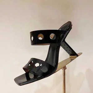 Sandalias de mujer con doble correa y tacón de cuña alto, estilo mule con punta cuadrada abierta, de charol, para fiesta - Product Image 3