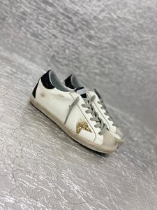 Zapatos casuales originales de lujo con suela plana, estrellas brillantes y estilo retro. Estos son zapatos deportivos casuales. - Product Image 4