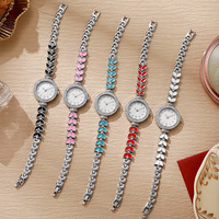 Montre en quartz écologique de style sirène colorée pour femmes, avec boîtier en alliage de zinc et design incrusté de diamants