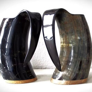 Cuerno para Beber de Cuerno de Búfalo Natural Indio de Alta Calidad, Hecho a Mano, Ecológico, Diseño Religioso Tallado Antiguo para Decoración del Hogar - Product Image 1