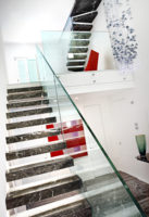 Escalier flottant moderne en cantilever avec éclairage LED encastré, marches en bois massif, garde-corps en verre trempé