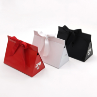 Boîte de bonbons de mariage en argent personnalisé avec logo en triangle boîte-cadeau en papier pour ruban de fête d'anniversaire et impression de gaufrage