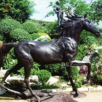 Statue d'animal en cuivre et laiton grandeur nature personnalisée, grande sculpture de cheval en bronze en plein air, courant et sautant, pour la décoration de la maison et du jardin