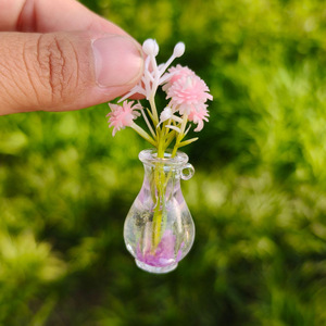 Vase en acrylique transparent rouge vif avec fleurs, mini pot en verre décoratif pour l'intérieur de la voiture, ornement de bureau, printemps 2025 - Product Image 3