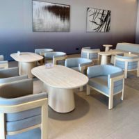 Canapé SEM, table basse, fauteuil lounge, design épuré, configuration en trois places en ligne droite, cadre en bois personnalisable, hôtel