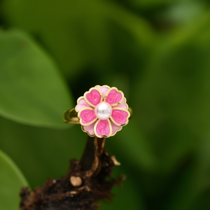 Anillo de Moda con Diseño de Flor Rosa, Centro de Perla, Chapado en Oro, Acero Inoxidable, Sostenible y Resistente - Product Image 3