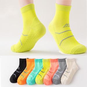 Thấp Cắt Trường Trắng Nén Chạy Chàng Trai Bóng Đá Vớ Với Mắt Cá Chân Hỗ Trợ Với Biểu Tượng Tùy Chỉnh - Product Image 1