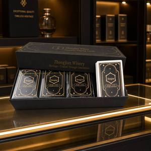 Cartes à Jouer Personnalisées de Luxe OEM/ODM en Papier avec Boîte Cadeau Noire à Feuille d'Or, 4 Jeux de Cartes Écologiques et Durables pour le Poker avec Guide Stratégique - Product Image 3