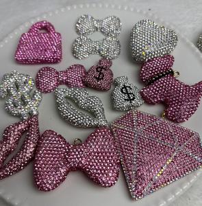 Coque de téléphone en résine et argile, style Kawaii Bling, avec nœud, cœur et lèvres, pour la décoration et les accessoires de charme - Product Image 1