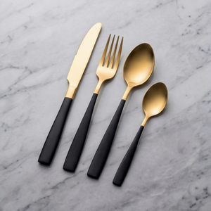 Ensemble de couverts en acier inoxydable avec manche noir moderne et tête plaquée or PVD, parfait pour la vaisselle et les ustensiles de cuisine. - Product Image 1
