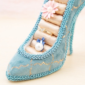 Expositor de Joyería Vintage Azul Pavo Real con Estampado Dorado y Tacón Alto, con Empaque de Lujo para Exhibición y Colecciones - Product Image 6