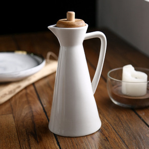 Botella de aceite y vinagre de cerámica para cocina de 800 ml con diseño clásico - Product Image 1