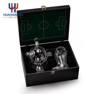 Vaso de Cerveza con Forma de Bota y Decantador de Whisky con Logotipo Personalizado en Caja de Madera Premium para Zona de Aficionados al Fútbol - Product Image 2