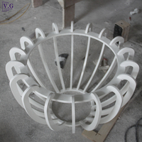 Table basse ronde en Corian blanc sur mesure, en forme de fleur, avec plateau en verre et plusieurs supports individuels en Corian pour le salon