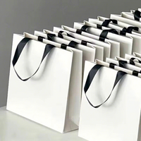 Emballage pour vêtements avec sacs en papier personnalisés, boîtes, étiquettes suspendues, cartes et accessoires de marque