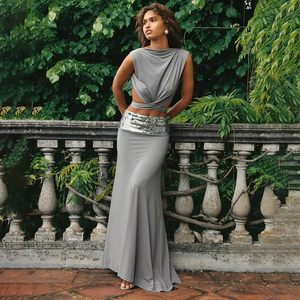 Ensemble élégant 2 pièces pour femme : haut sans manches et jupe longue avec ceinture à sequins en satin, idéal pour les soirées et les fêtes - Product Image 3