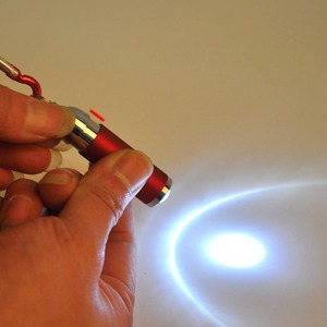 Mini Linterna LED Brillante para Llavero, 2 Modos, Función de Zoom, Linterna de Bolsillo de Aluminio para Emergencias, Camping, Regalo - Product Image 6