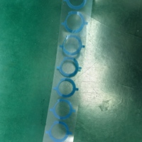 Joints d'étanchéité adhésifs en mousse souple découpée sur mesure, imperméables, avec film PET bleu pour appareils électroniques et informatiques