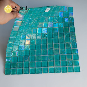 Tuiles de mosaïque en verre iridescent vert émeraude scintillant, carrées 300*300mm, pour la conception de piscines de luxe - Product Image 5