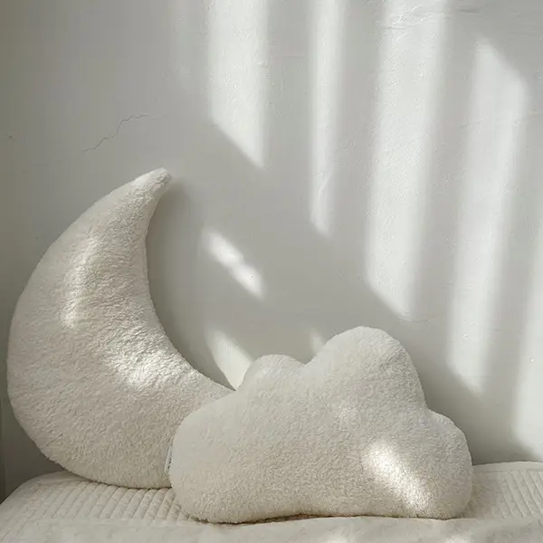卸売スーパーソフトかわいい月と雲の装飾枕ホームソファ枕