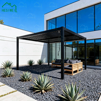 Pergola moderne motorisée à lames orientables en aluminium, design écologique et imperméable, taille personnalisable pour usage extérieur dans la cour.