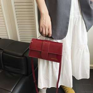 Sac carré en cuir brillant design décoratif délicat sac à bandoulière unique - Product Image 1