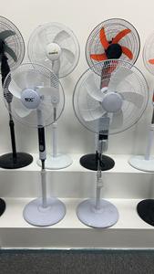 Isolfan <span class=keywords><strong>พัดลม</strong></span>ตั้งยืนกำลังสูง<span class=keywords><strong>18</strong></span><span class=keywords><strong>นิ้ว</strong></span><span class=keywords><strong>พัดลม</strong></span>พลังงานแสงอาทิตย์สีดำแบบชาร์จไฟได้พร้อมแบตเตอรี่12ก้อนสำหรับใช้ในบ้าน - Product Image 3