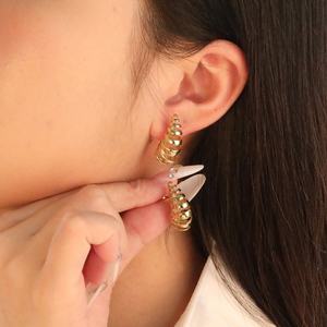 Nouvelle Arrivée Boucles d'Oreilles Clous Goutte d'Eau en Acier Inoxydable Plaqué Or 18 carats PVD, Bijoux Goutte d'Eau Creuse et Massif en Forme de Croissant - Product Image 1