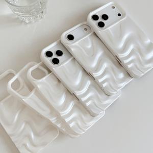 Coque pour iPhone 16 Pro avec design 3D effet ondulations d'eau froissée, compatible avec iPhone 17/14, unique et minimaliste en blanc nacré - Product Image 6