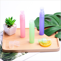 Nouveau design mini flacon pulvérisateur atomiseur en plastique pour désinfectant pour les mains 10ml 20ml, pompe pulvérisatrice pour parfum, sérum de soin de la peau, format de poche cylindrique
